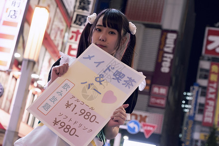 东京街头的女仆背景图片