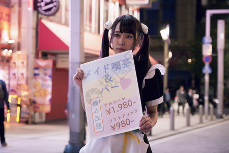 东京街头的女仆图片