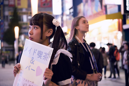 留学生旅游夜晚东京的女佣图片