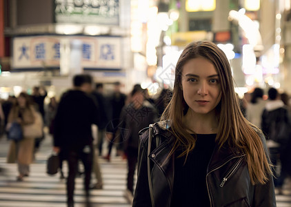 晚上东京的外国妇女观光高清图片