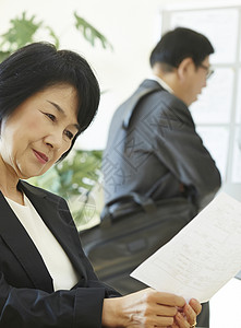 重新雇用职员老年女人求职图片