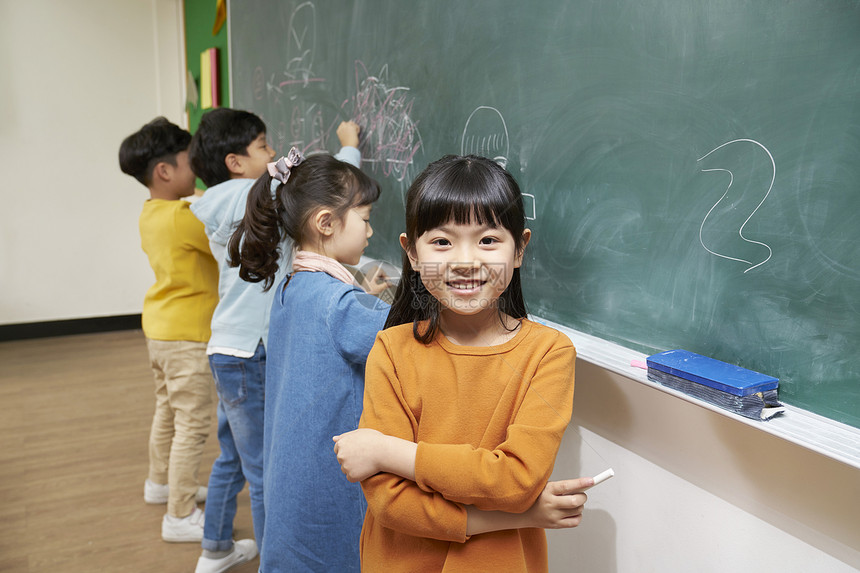 课堂上认真上小学的稚嫩小朋友图片