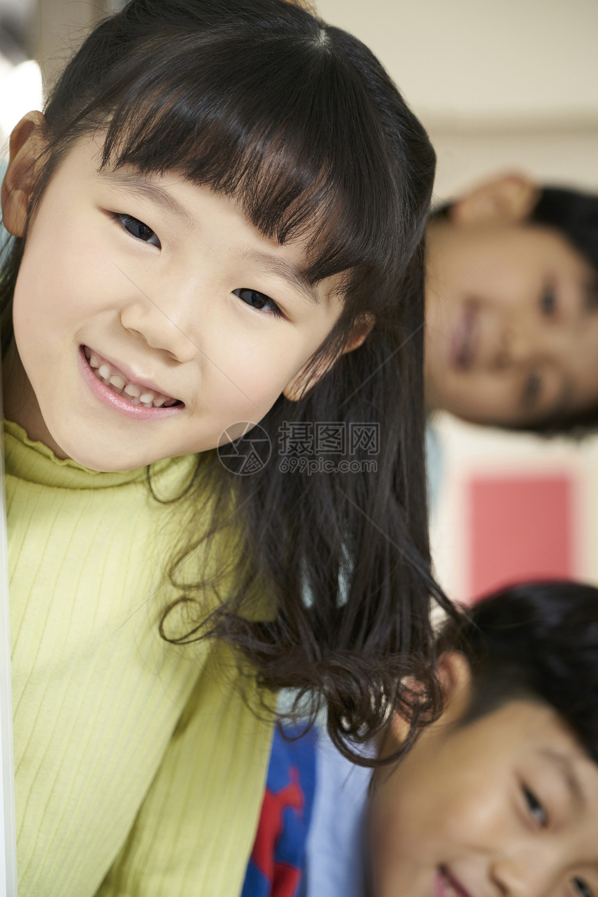 课堂上认真上小学的稚嫩小朋友图片