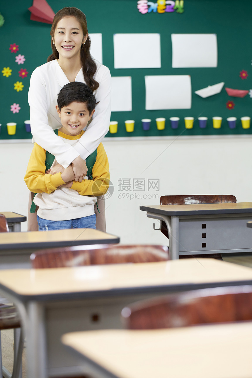 课堂上认真上小学的稚嫩小朋友图片