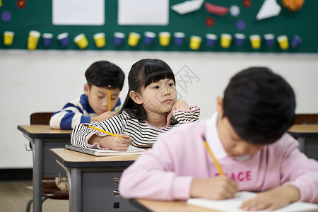 上课记笔记的小学生背景图片