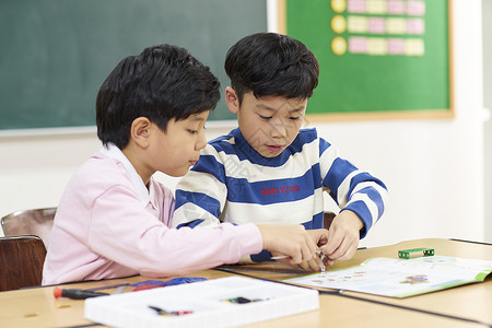 同桌的小学同学背景