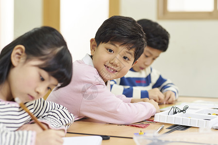 同桌的小学同学背景