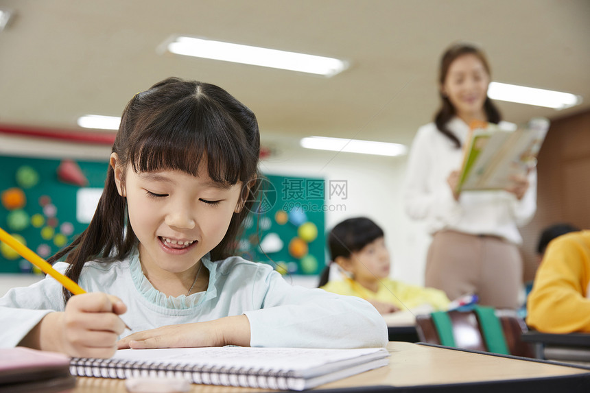 正在上课记笔记的小学生图片