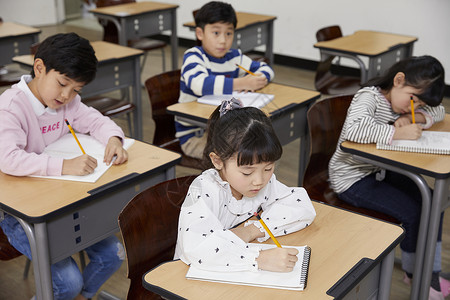 正在上课记笔记的小学生图片