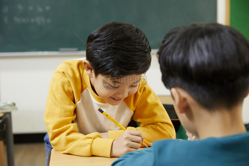 老师和学生在教室里上课玩耍图片