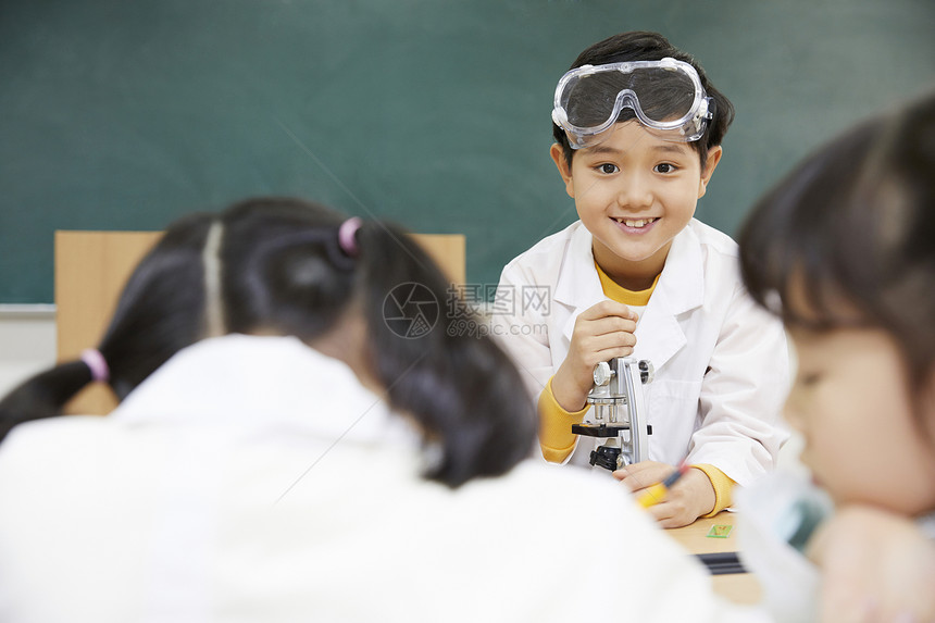 小学生用显微镜做实验图片