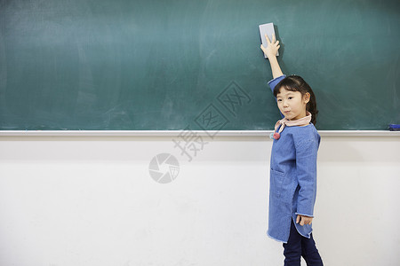 小学生在擦黑板背景图片