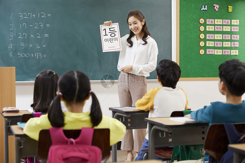 正在讲课的小学生老师图片