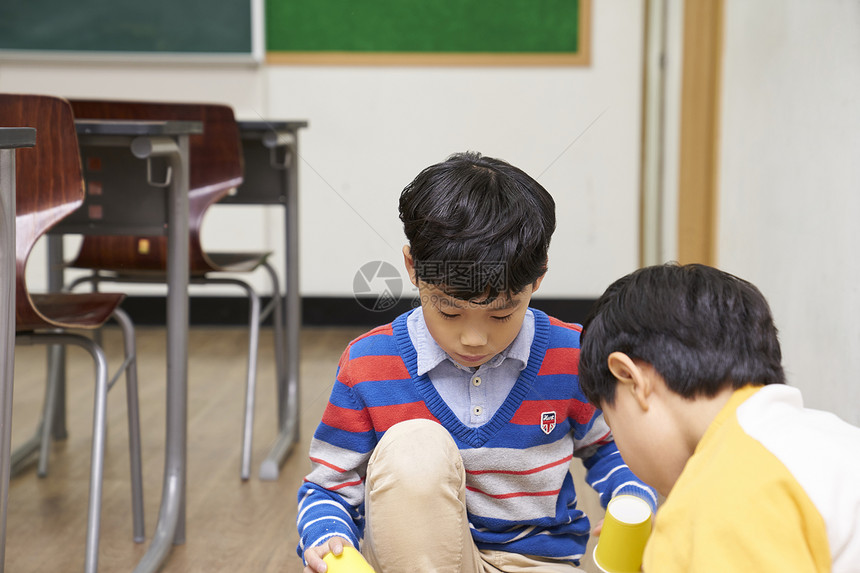 男孩捡起纸杯子图片