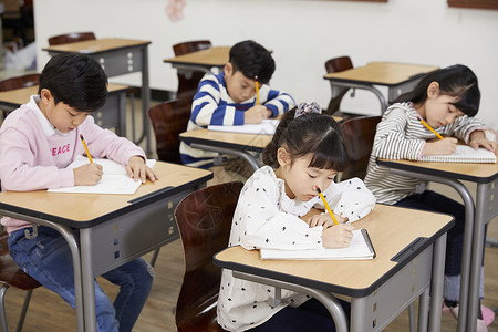 小学生正在认真上课图片