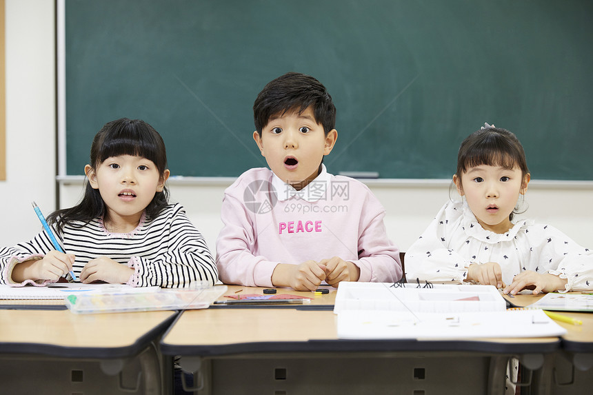 一脸惊讶的小学生图片