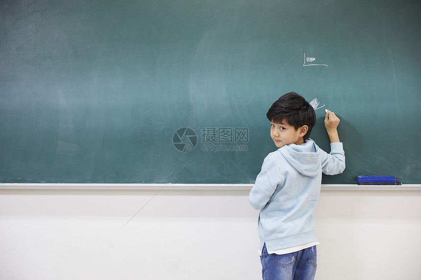 小学生在教室黑板写字图片