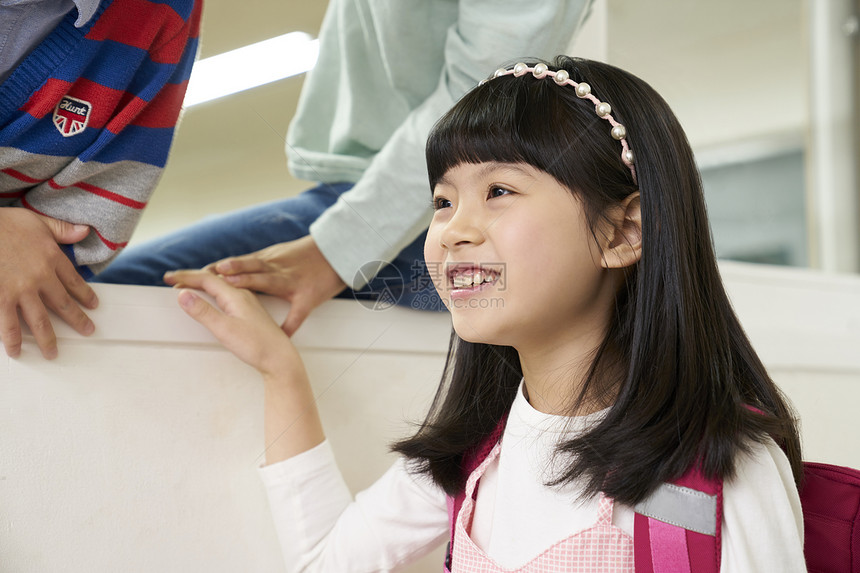 课间休息时间的小学生图片