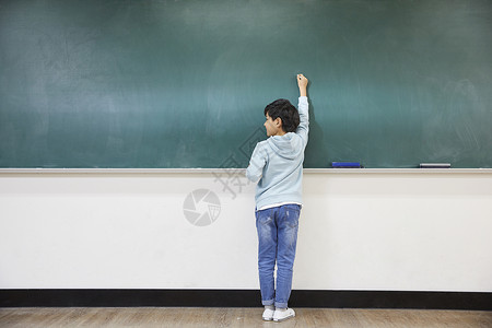 小学生在教室黑板上写字图片