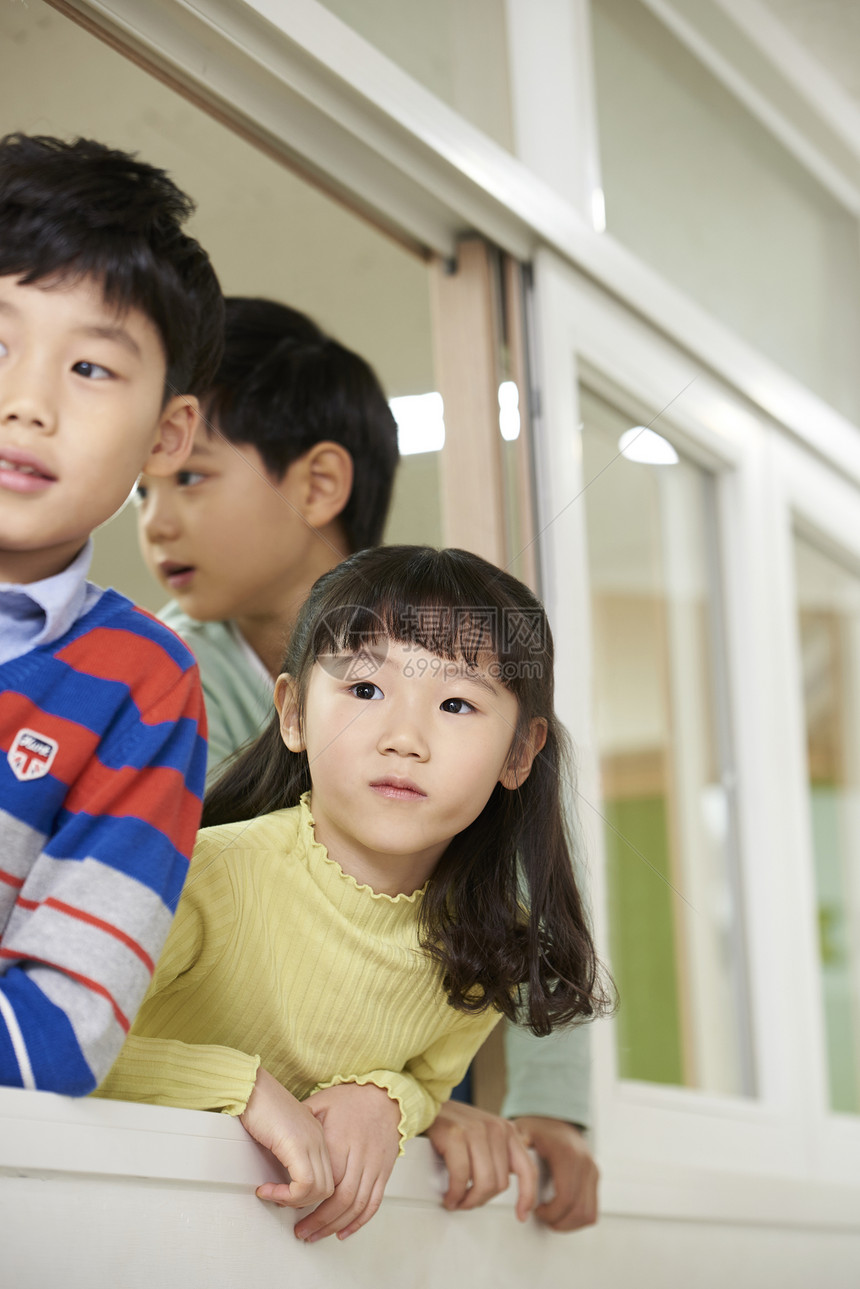 课间休息的小学生伸出窗外图片