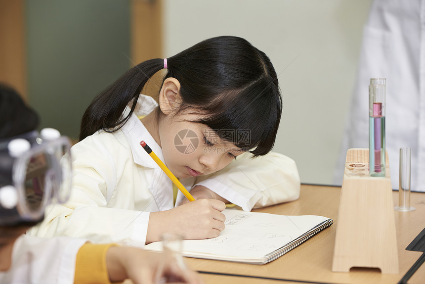 正在认真写字的小学生图片