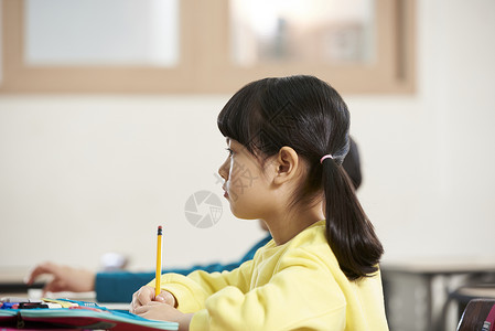 正在认真写字的小学生图片