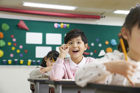 活力十足课堂上的小男孩图片