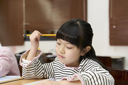 思考做题的小学生背景图片