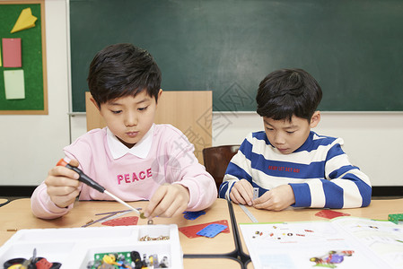 正在手工制作的小学生图片