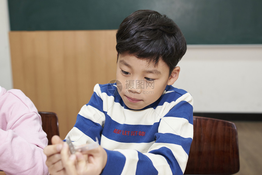 课堂上的小学生图片