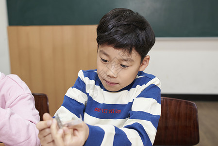 课堂上的小学生背景图片