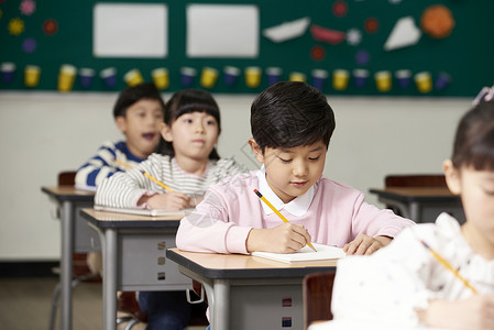 认真学习的班级小学生背景图片