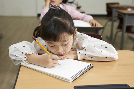 认真学习的班级小学生图片