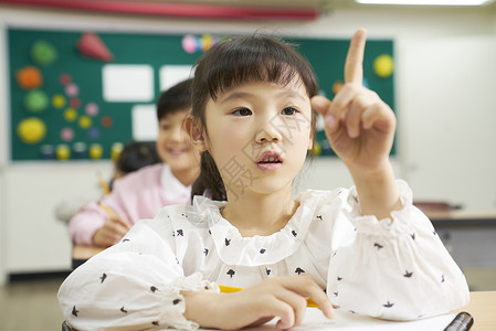 认真学习的班级小学生图片