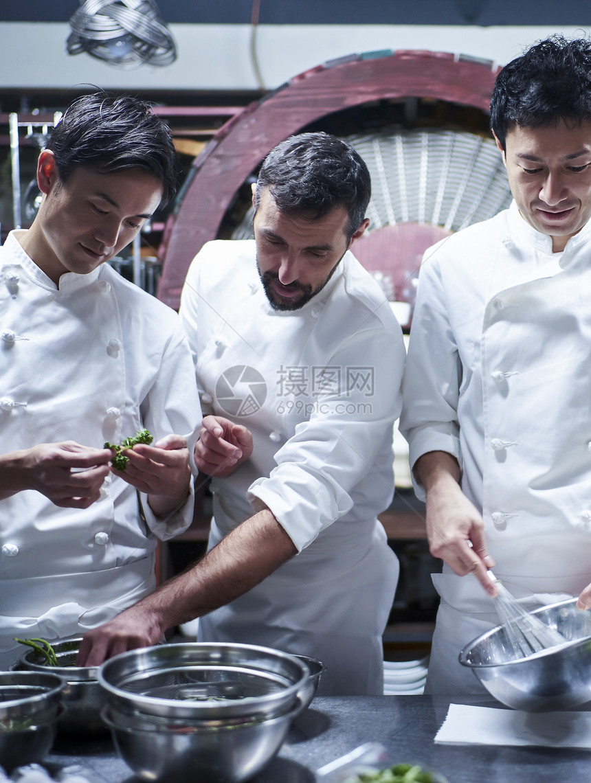 厨师在厨房里做饭图片