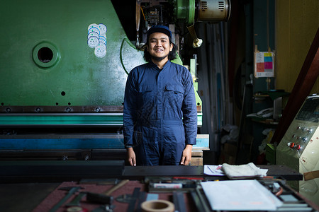 三十几岁人类二十几岁镇工厂外籍工人图片