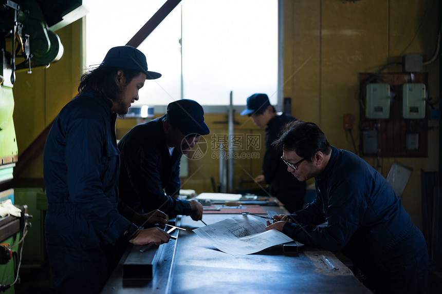 跨国公司镇工厂培训工人图片