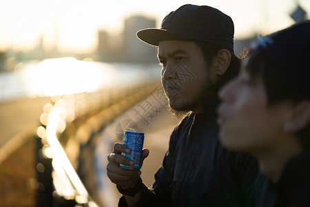 20多岁男人同事工人的休息晚上图片