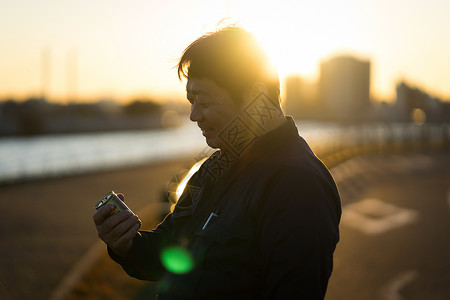 下班在路边休息的工人图片