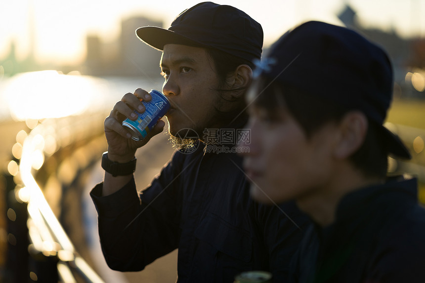 下班在路边休息的两位工人图片