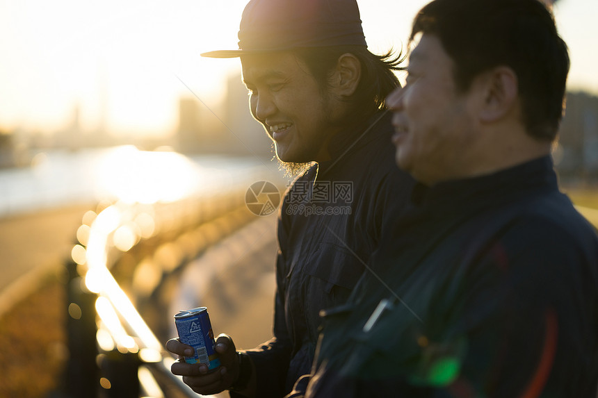 交流男人们50多岁工人的休息晚上图片