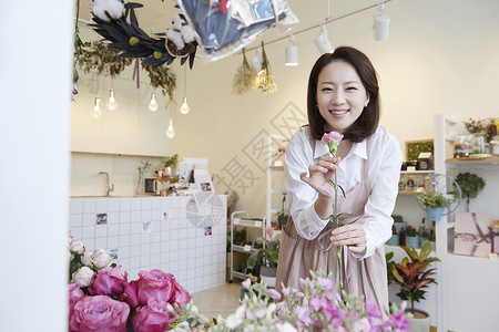 举起成年女子非常小花店年轻女子韩国人图片