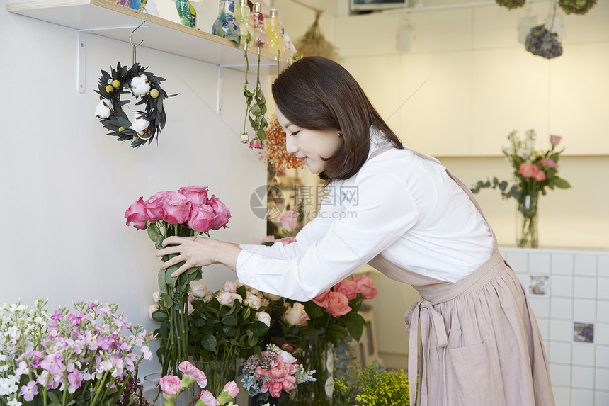 新生代坚定的凝视秘书花店年轻女子韩国人图片