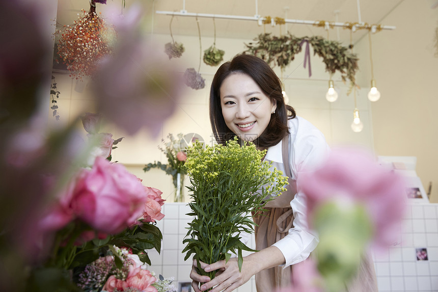 盯着看成立成年女子花店年轻女子韩国人图片