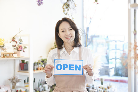 上身微笑橱柜花店年轻女子韩国人图片