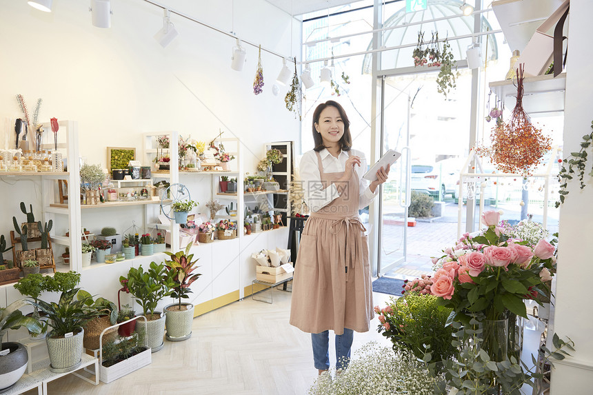 计算机评价橱柜花店年轻女子韩国人图片