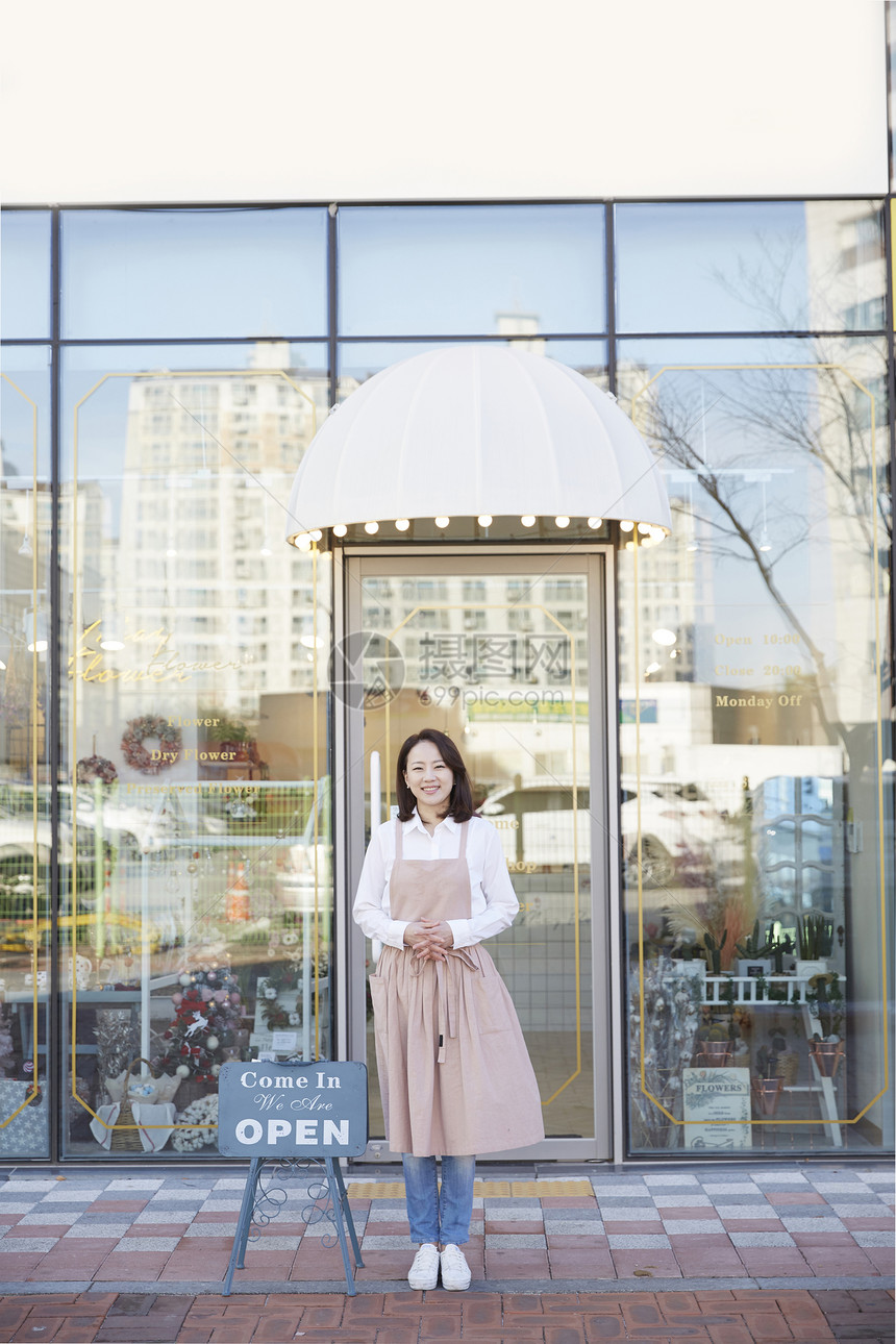强烈的感情快乐围裙花店年轻女子韩国人图片