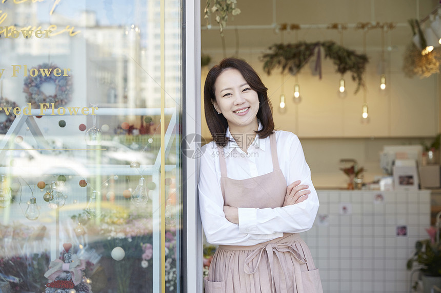 门上身户外的花店年轻女子韩国人图片