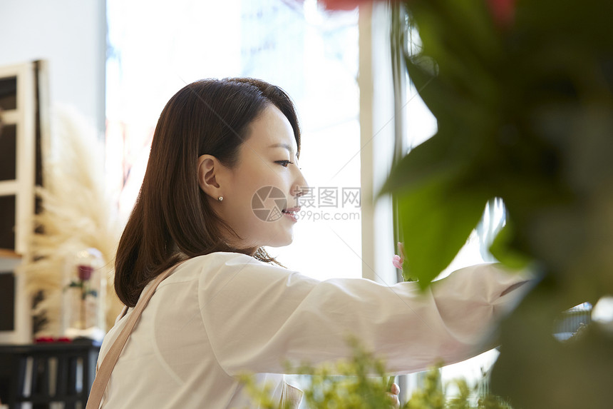 强烈的感情成年女子快乐花店年轻女子韩国人图片