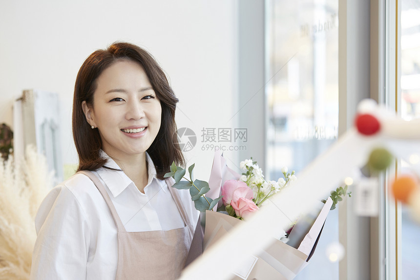 特写镜头分钟一束花花店年轻女子韩国人图片